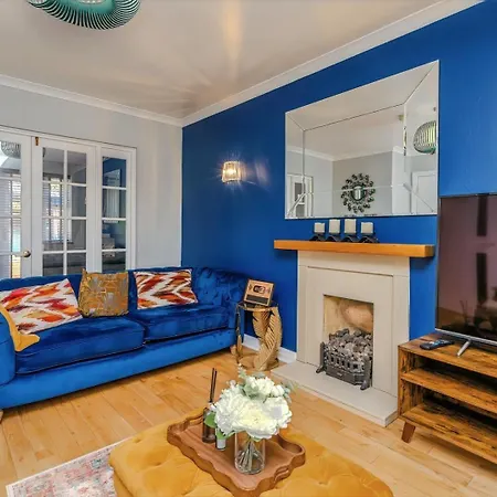 Ferienhaus Spacious Detached House With Garden & Parking *