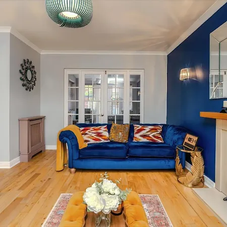 Spacious Detached House With Garden & Parking
