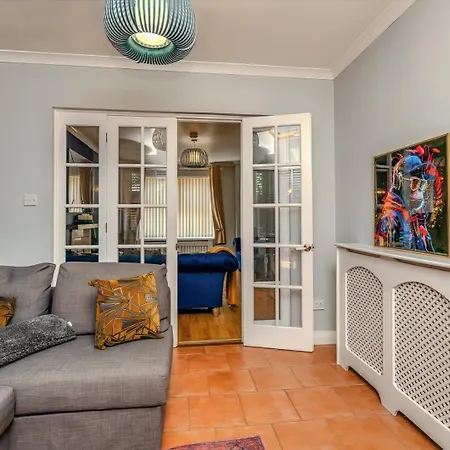 Ferienhaus Spacious Detached House With Garden & Parking Bristol