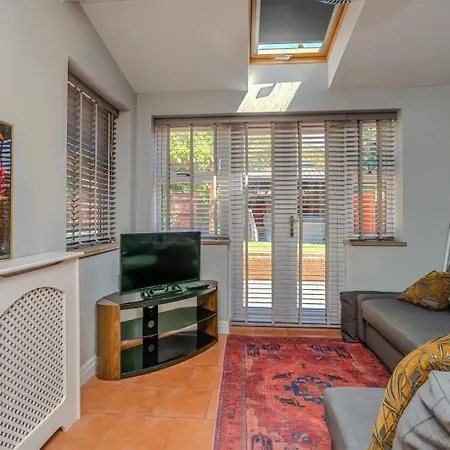Ferienhaus Spacious Detached House With Garden & Parking *
