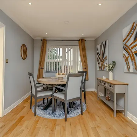 Ferienhaus Spacious Detached House With Garden & Parking Bristol