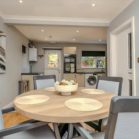 Spacious Detached House With Garden & Parking Bristol
