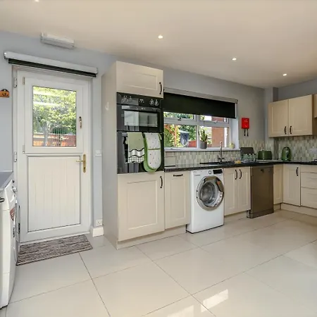 Spacious Detached House With Garden & Parking