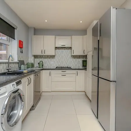 Spacious Detached House With Garden & Parking *