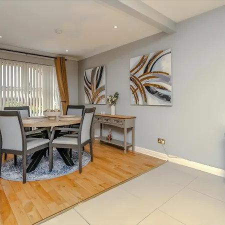 Spacious Detached House With Garden & Parking * Bristol