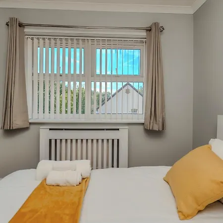 Spacious Detached House With Garden & Parking Bristol