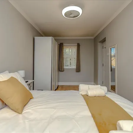 Spacious Detached House With Garden & Parking