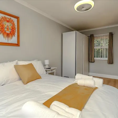 Spacious Detached House With Garden & Parking Ferienhaus