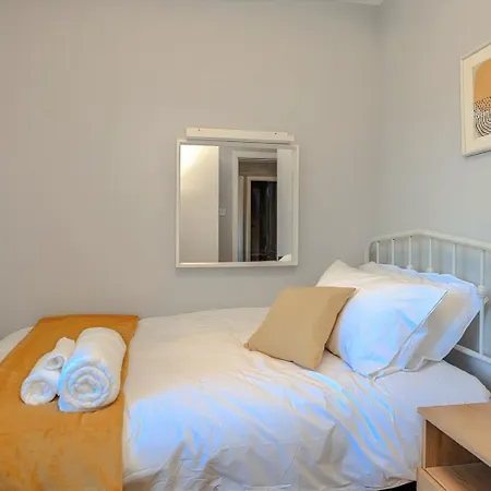 Spacious Detached House With Garden & Parking Bristol