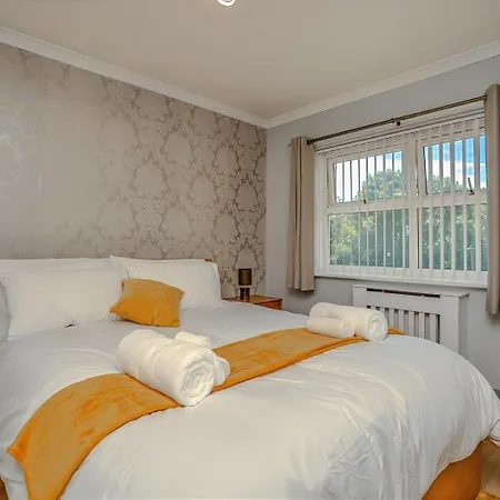Spacious Detached House With Garden & Parking *