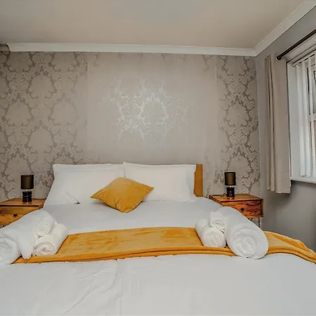 Ferienhaus Spacious Detached House With Garden & Parking *