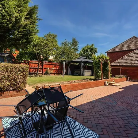 Spacious Detached House With Garden & Parking Ferienhaus *