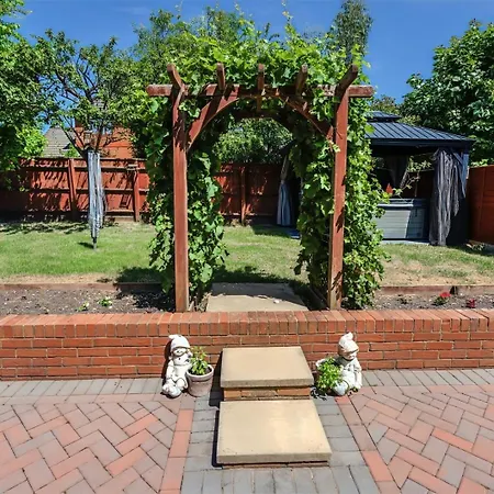 Spacious Detached House With Garden & Parking Ferienhaus