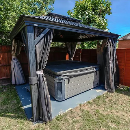 Spacious Detached House With Garden & Parking * Bristol