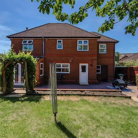 Spacious Detached House With Garden & Parking Bristol