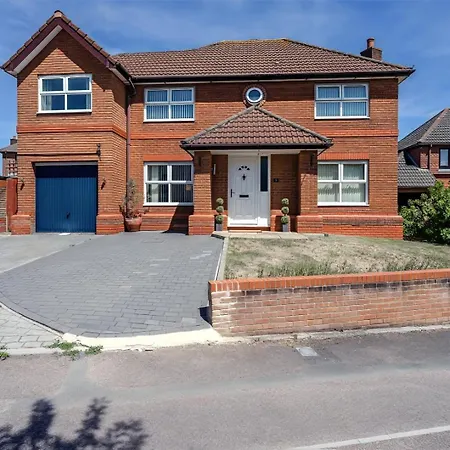 Ferienhaus Spacious Detached House With Garden & Parking *