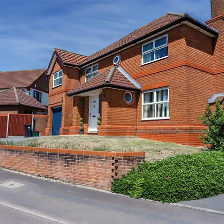 Spacious Detached House With Garden & Parking Ferienhaus